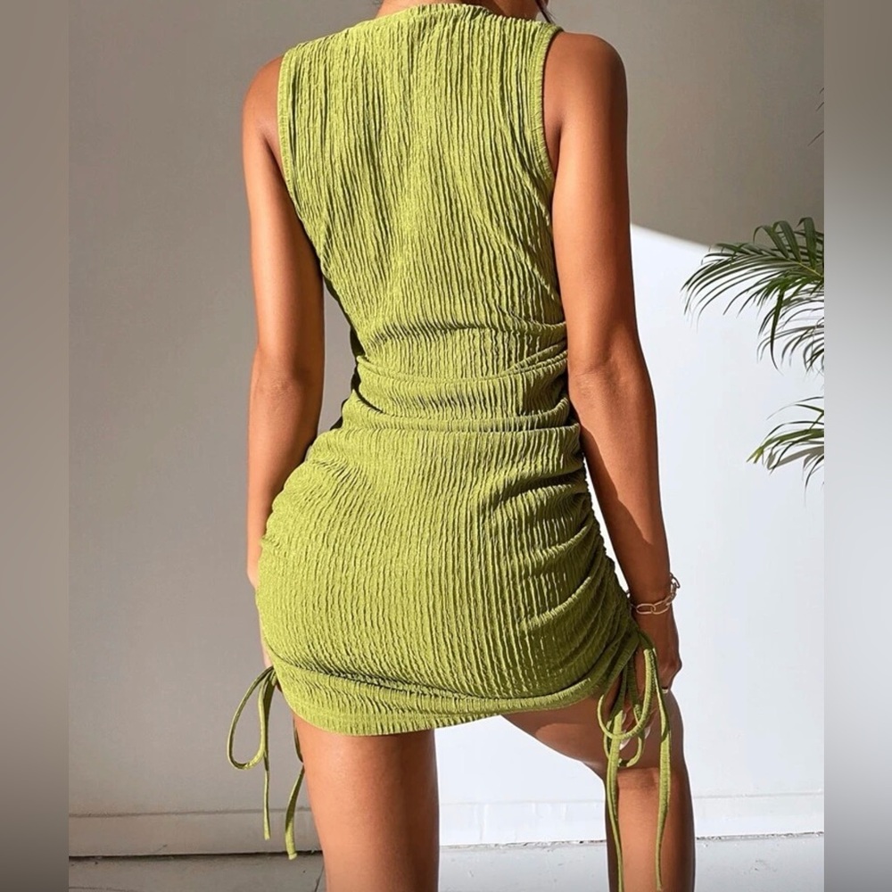 Elegant Green Sleeveless Dress - LARGE - Picture 3 of 3